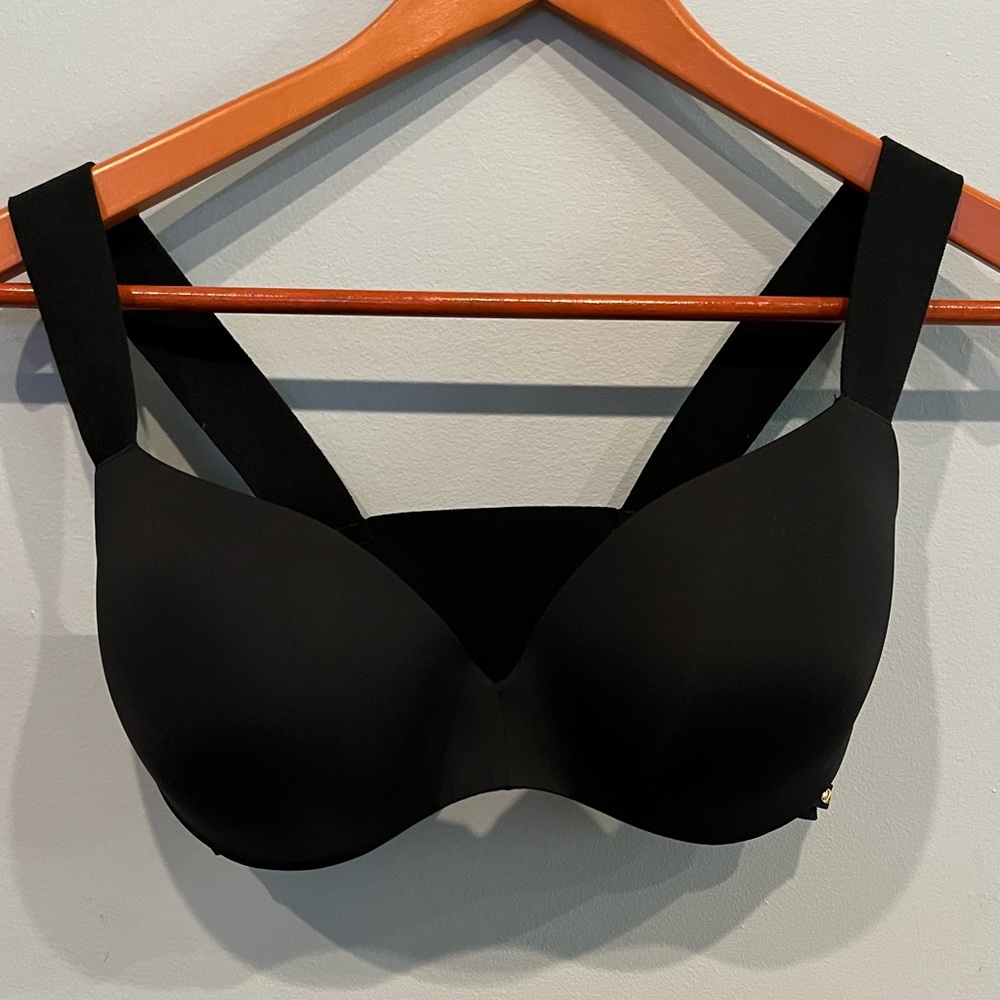 Victoria's Secret Bra Black  NWOT  Lightly Lined, Size 34D. Beautiful